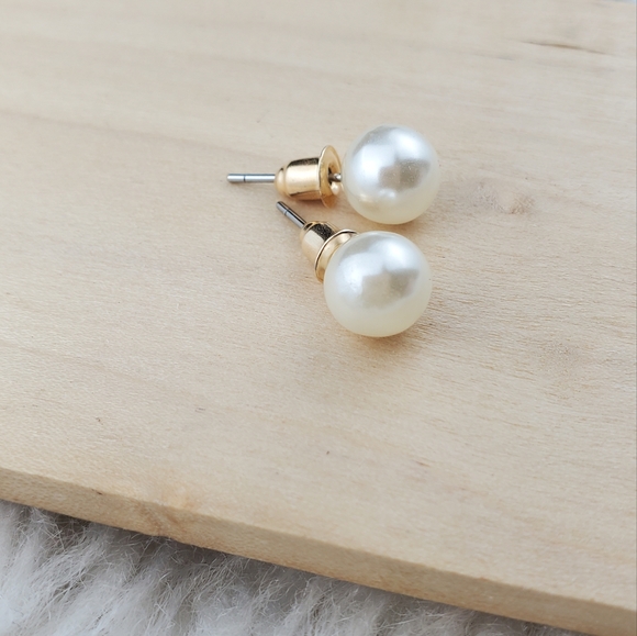 💫 5/$25 Stunning Pearl Earrings 💫 - Picture 2 of 4